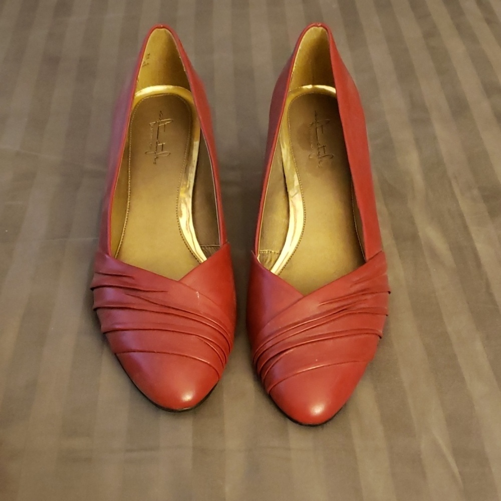 12W Red Hushpuppies w Low Heel